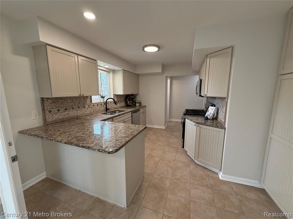 5221 Capri Lane, Flint, MI 48507 — Photo 7