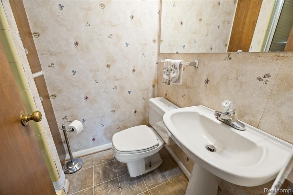 7250 Ten Hill Road, West Bloomfield, MI — Photo 14
