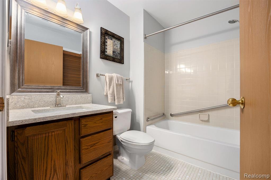 985 Wexford Way, Rochester Hills, MI 48307 — Photo 15