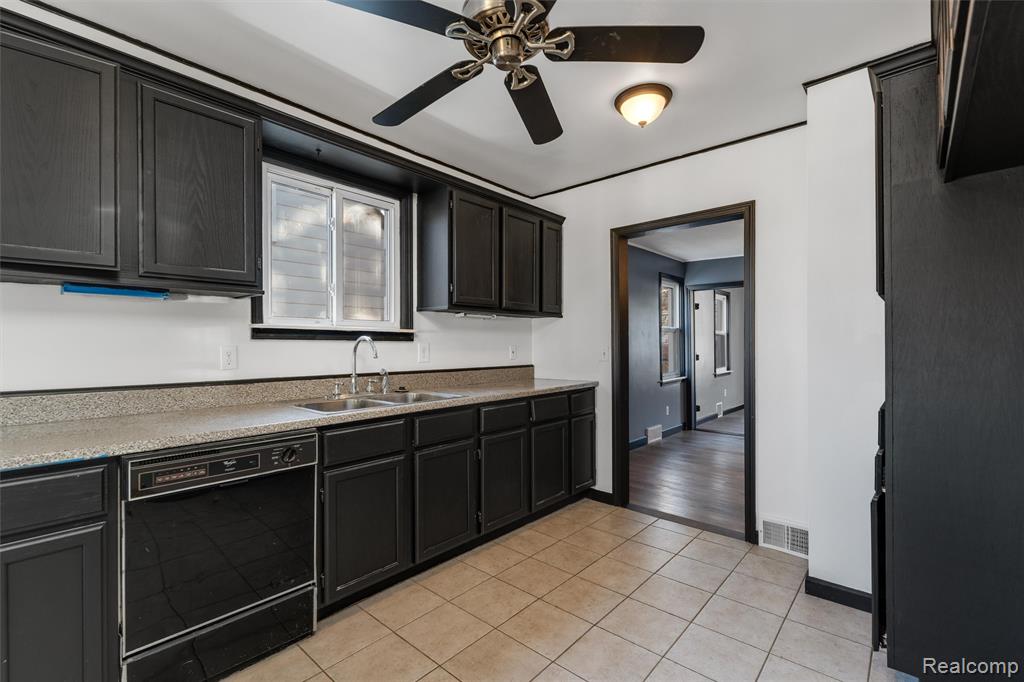 20462 Hollywood Street, Harper Woods, MI 48225 — Photo 15