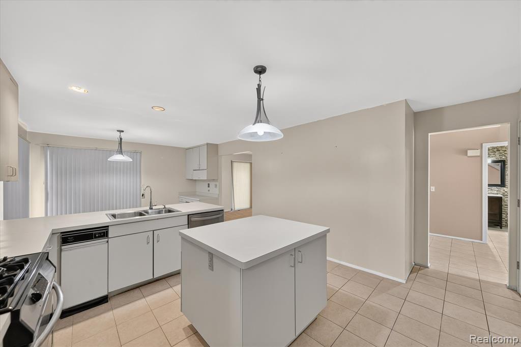 6153 Pickwood Drive, West Bloomfield, MI — Photo 10