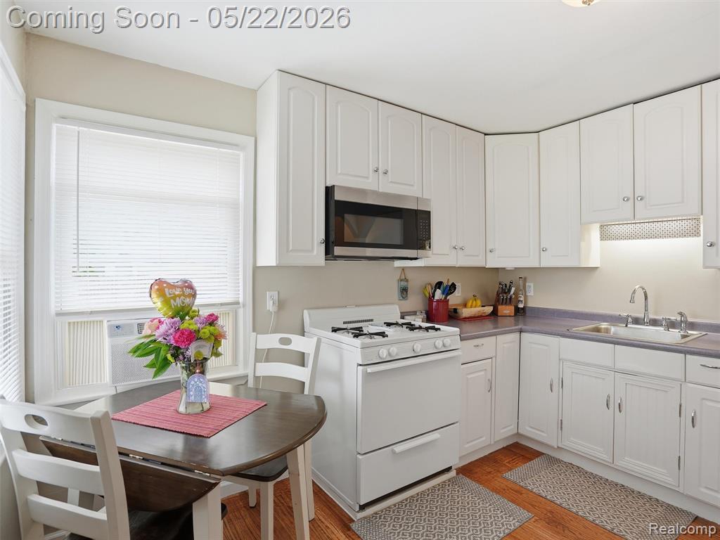 504 E Hudson Avenue, Madison Heights, MI 48071 — Photo 10