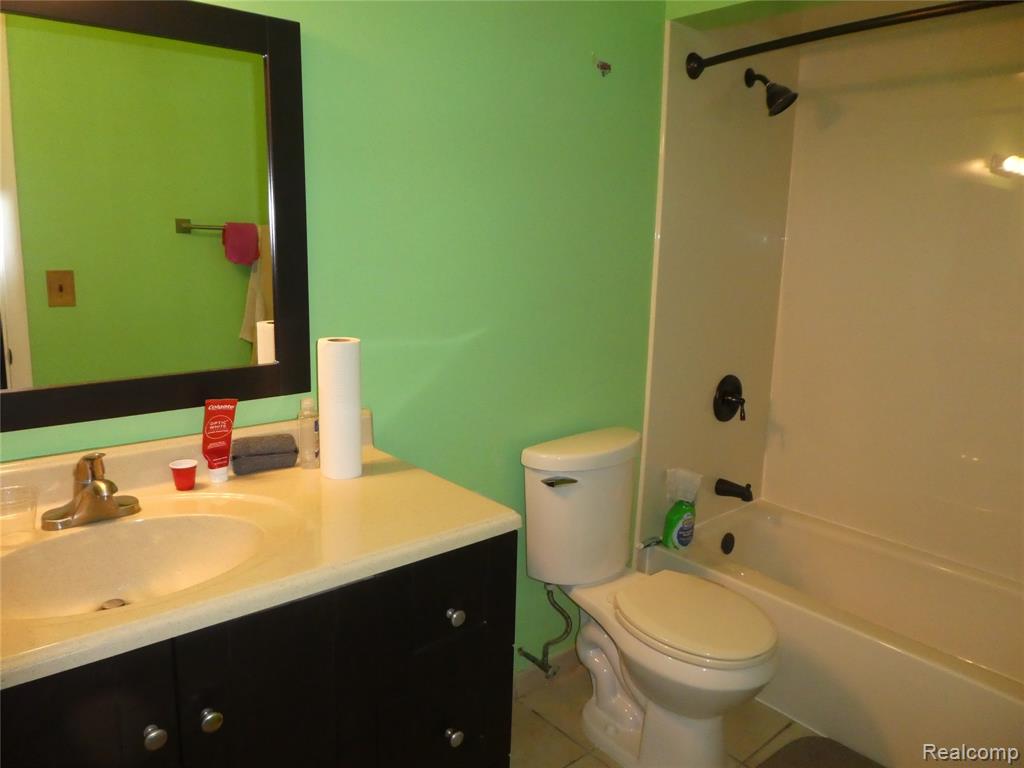 7482 Woodview Street, 4, Westland, MI — Photo 15