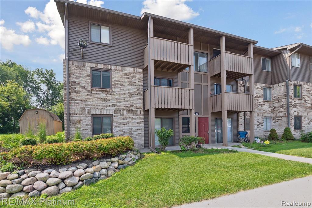 8723 Meadowbrook Drive, Brighton, MI 48116 — Photo 2