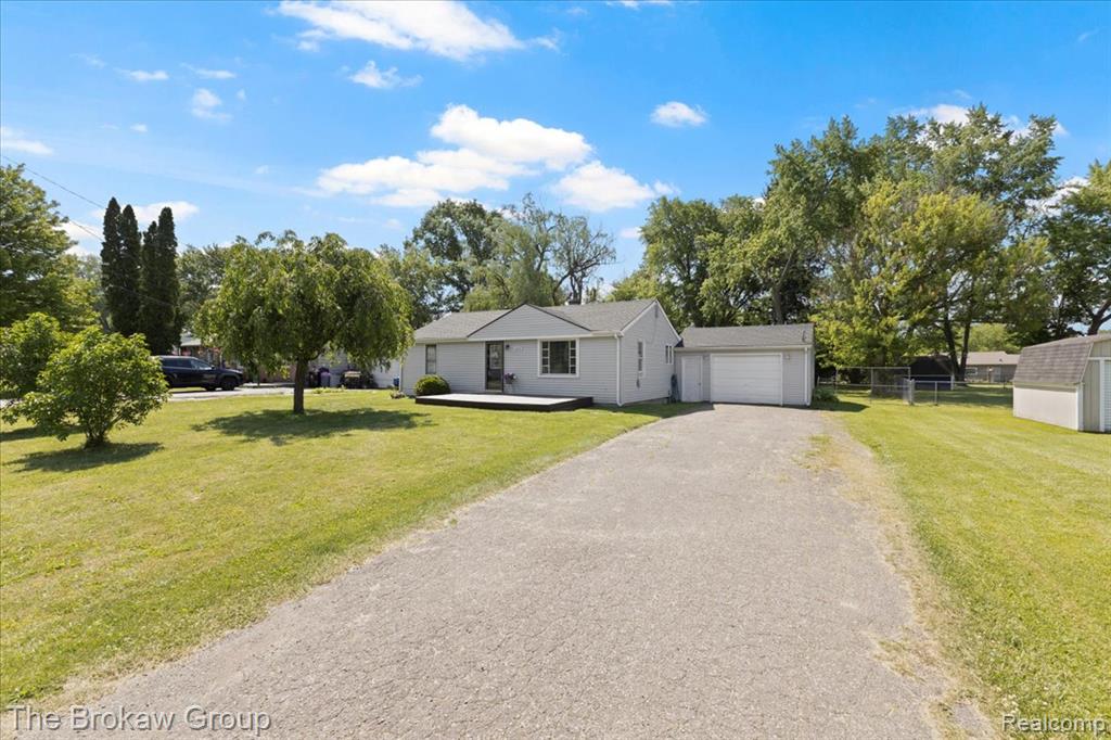 6088 Surrey Lane, Burton, MI 48519 — Photo 2