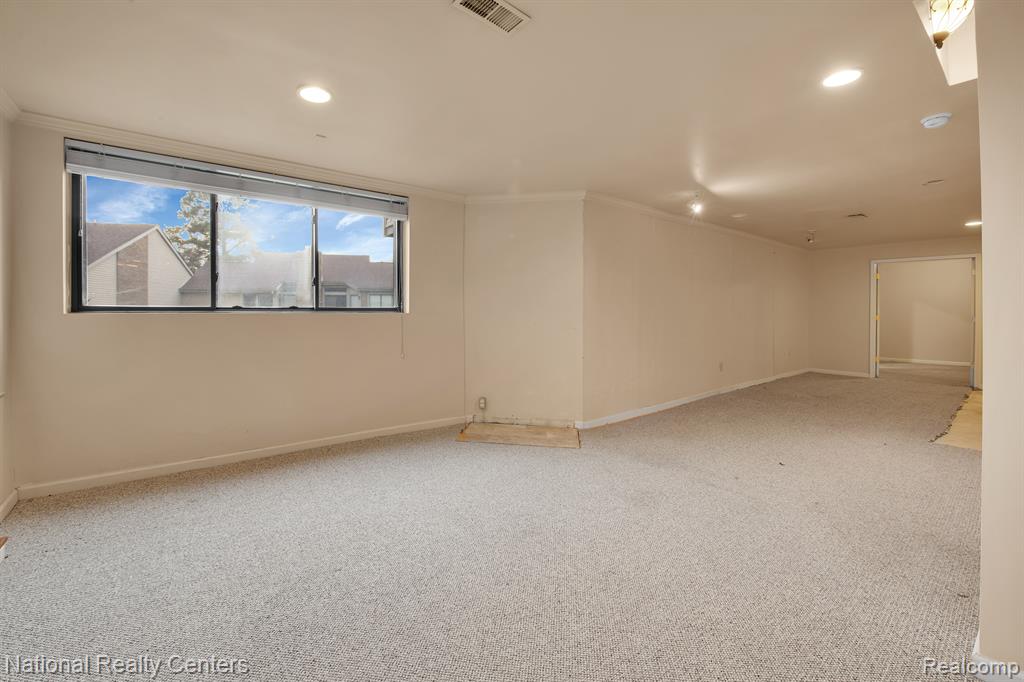29214 W CHANTICLEER Drive, Southfield, MI 48034 — Photo 23