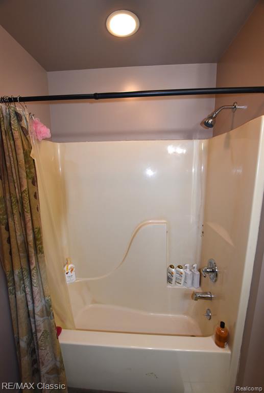 746 WOODINGHAM Avenue, Waterford, MI 48328 — Photo 14