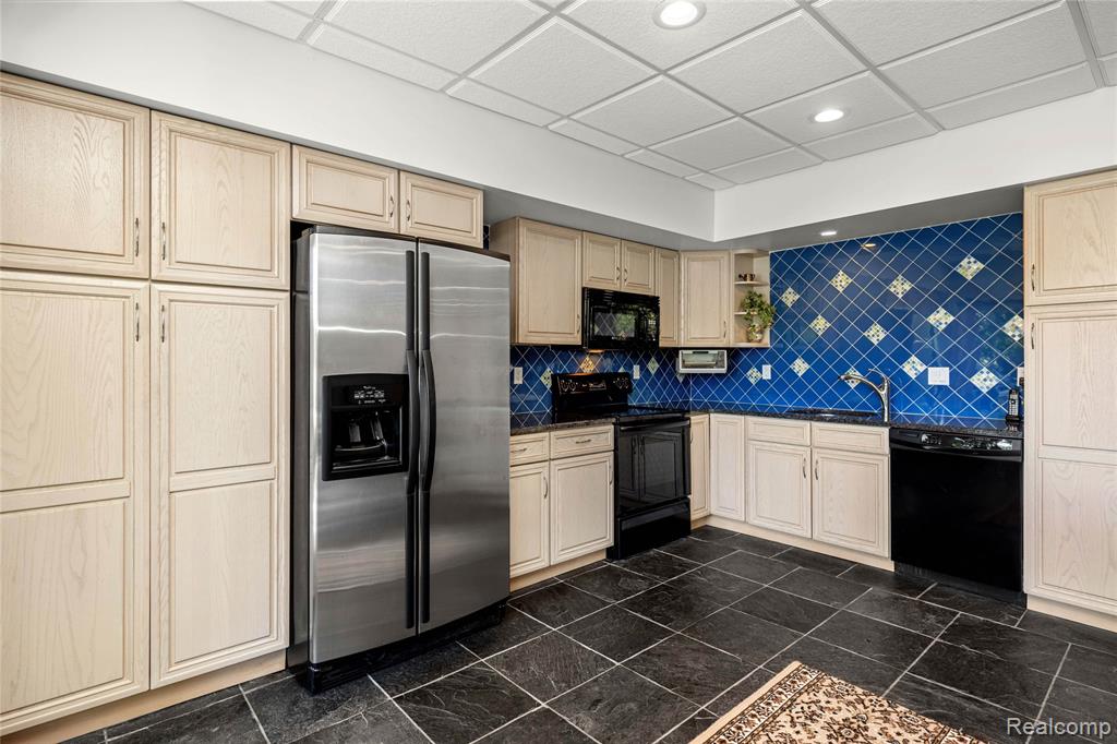4700 S Valleyview Road, West Bloomfield, MI 48323 — Photo 33