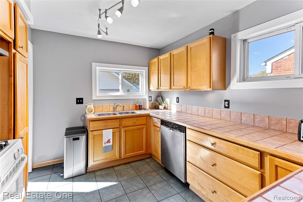 9864 Fox Avenue W, Allen Park, MI 48101 — Photo 11