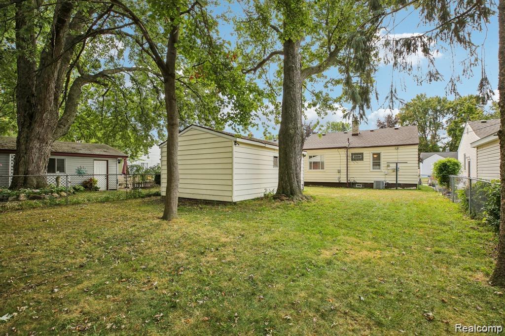 553 E Annabelle Avenue, Hazel Park, MI 48030 — Photo 16