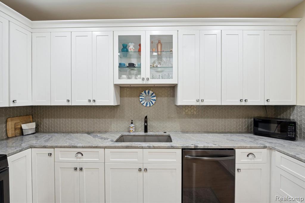 31187 LIVINGSTON Drive, Novi, MI 48377 — Photo 8