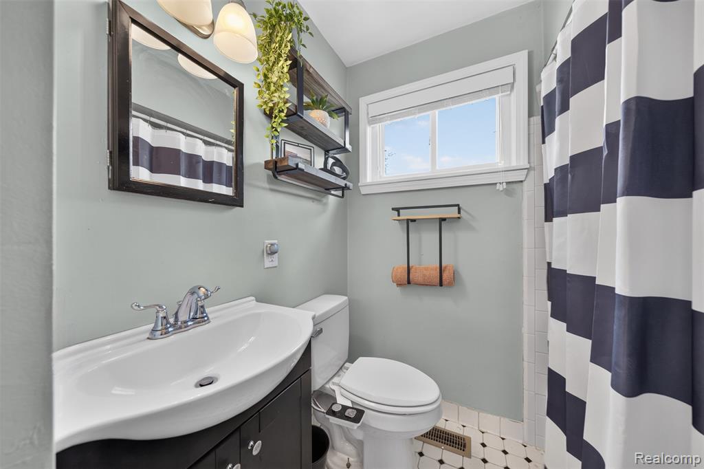 985 E Jarvis Avenue, Hazel Park, MI 48030 — Photo 15