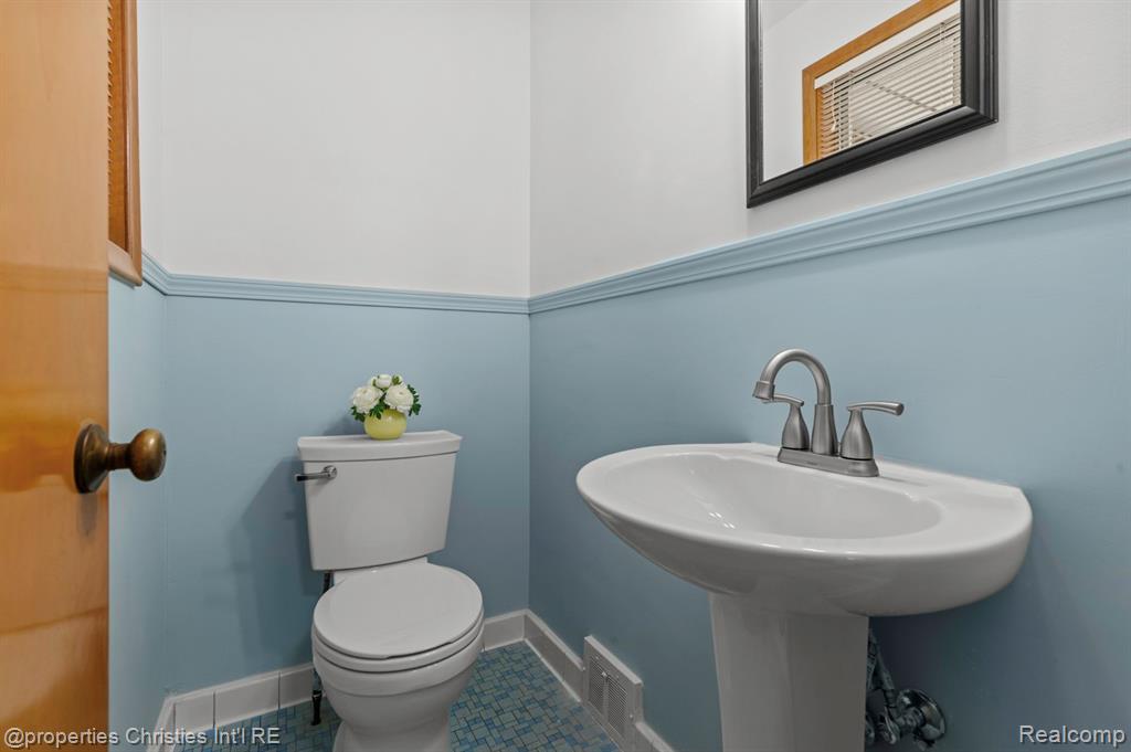 8009 Coventry Avenue, Grosse Ile, MI 48138 — Photo 24