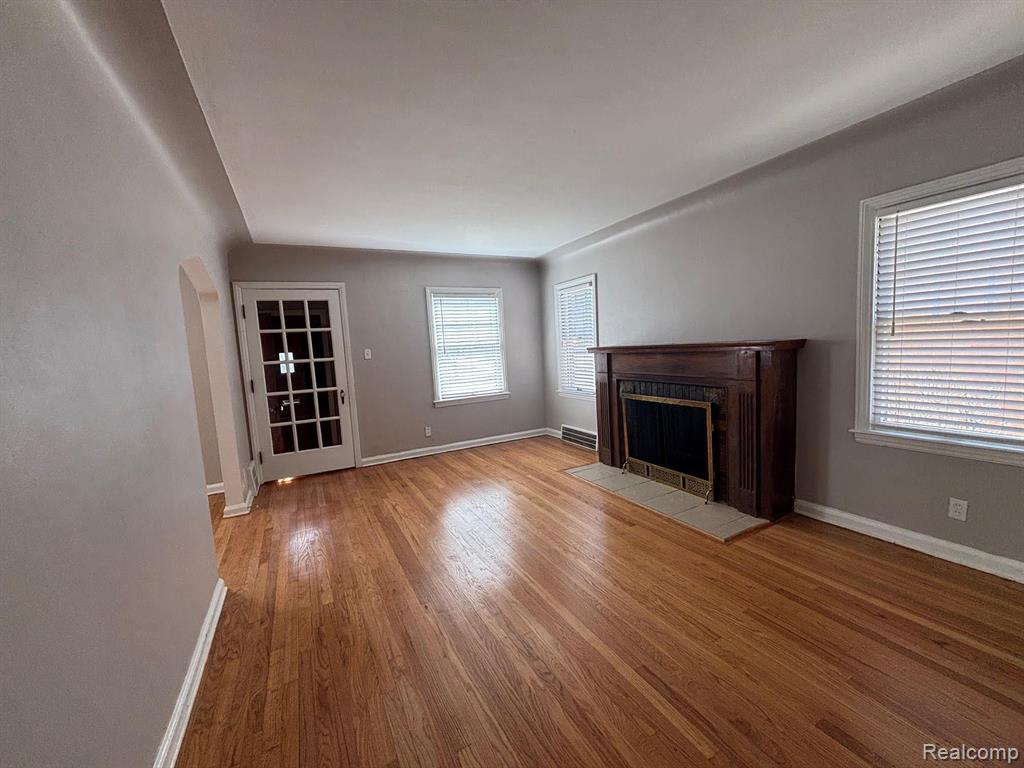 1528 ROSLYN Road, Grosse Pointe Woods, MI 48236 — Photo 4