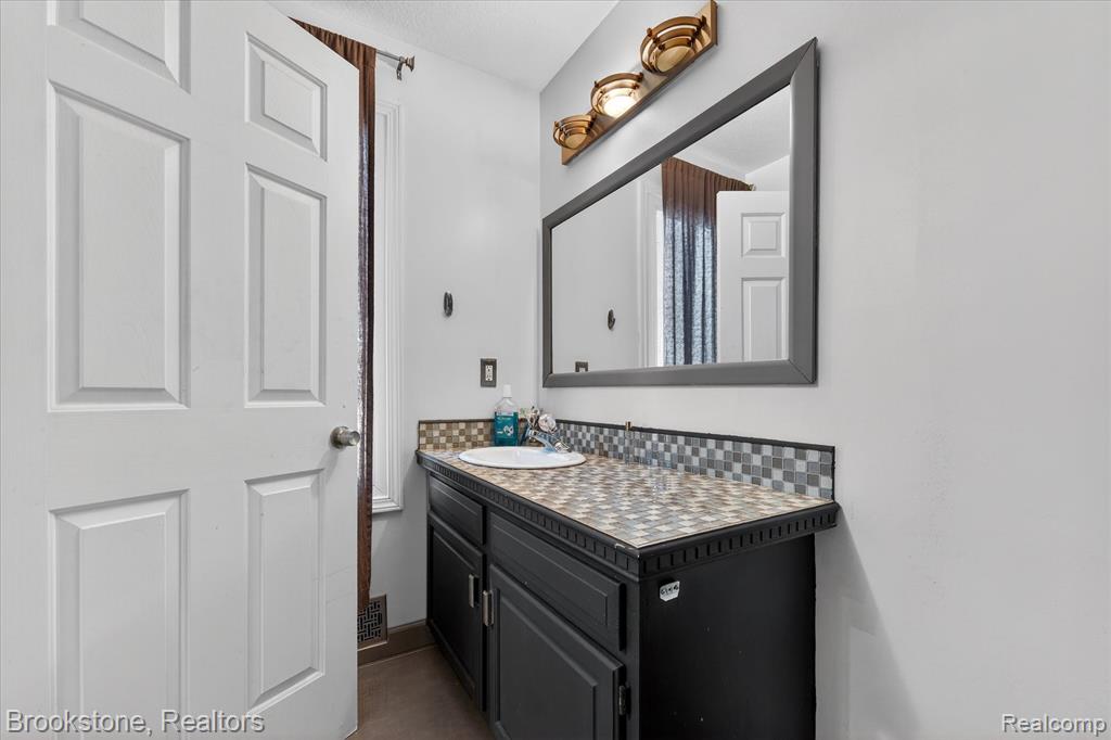 1980 Oakville Waltz Road, New Boston, MI 48164 — Photo 21