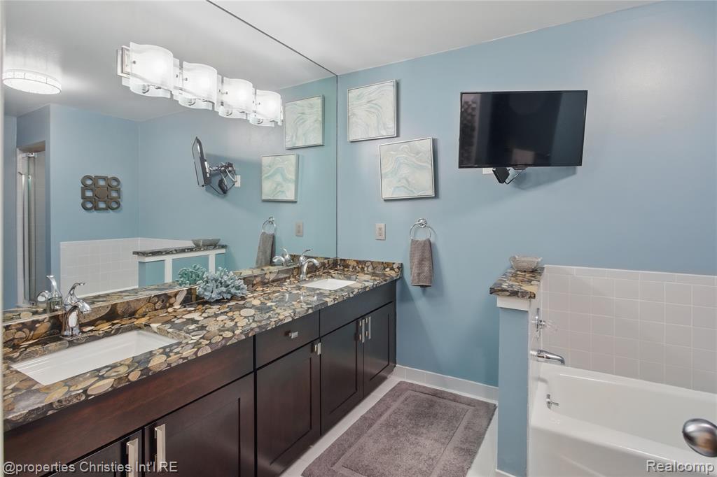 4713 Mada Court, West Bloomfield, MI — Photo 31