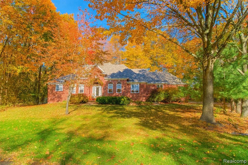 5812 Pine Breeze Drive, Clarkston, MI — Photo 2