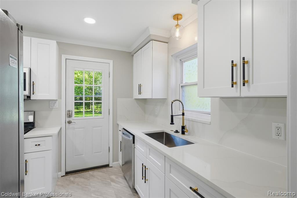 18761 Dolores Avenue, Lathrup Village, MI 48076 — Photo 14
