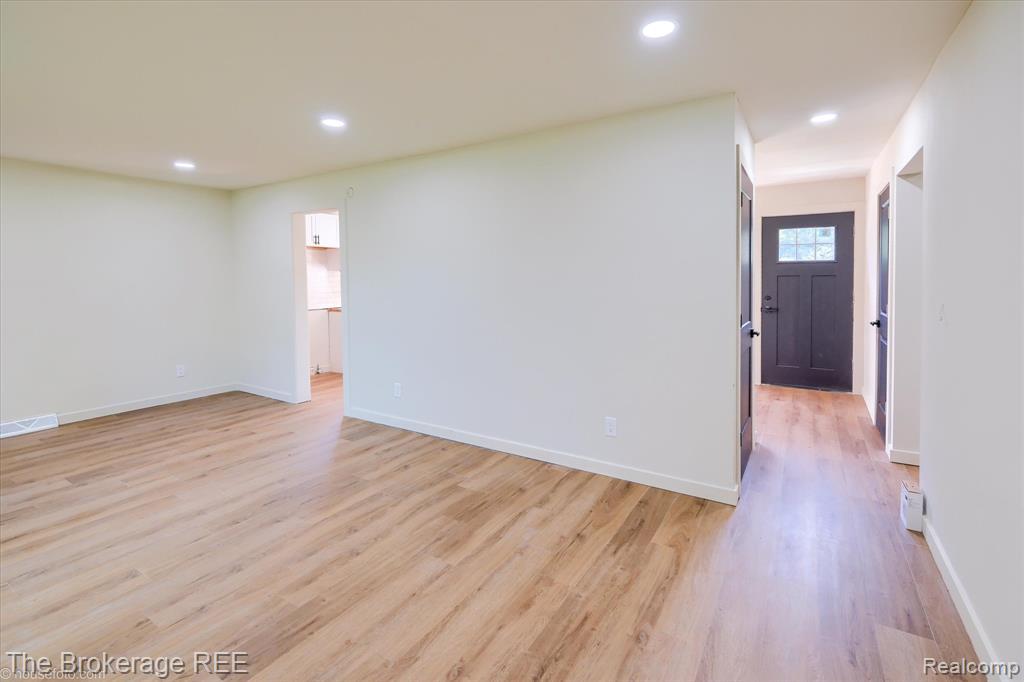 1401 Hillside Drive, Flint, MI 48532 — Photo 6