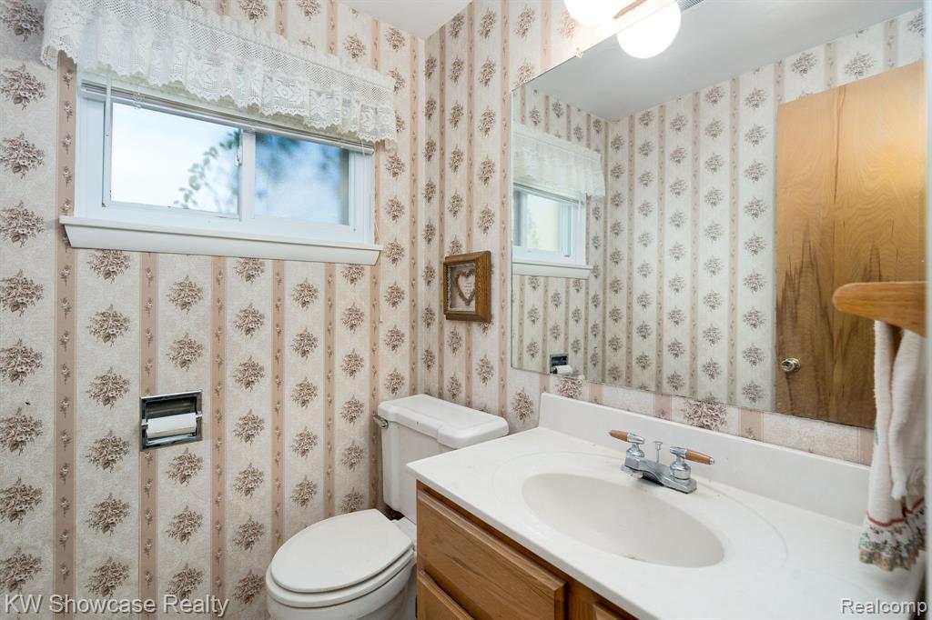 5274 Cooley Lake Road, Waterford, MI 48327 — Photo 40