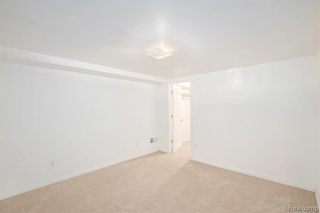 5045 Sandalwood Drive, Grand Blanc, MI 48439 — Photo 19