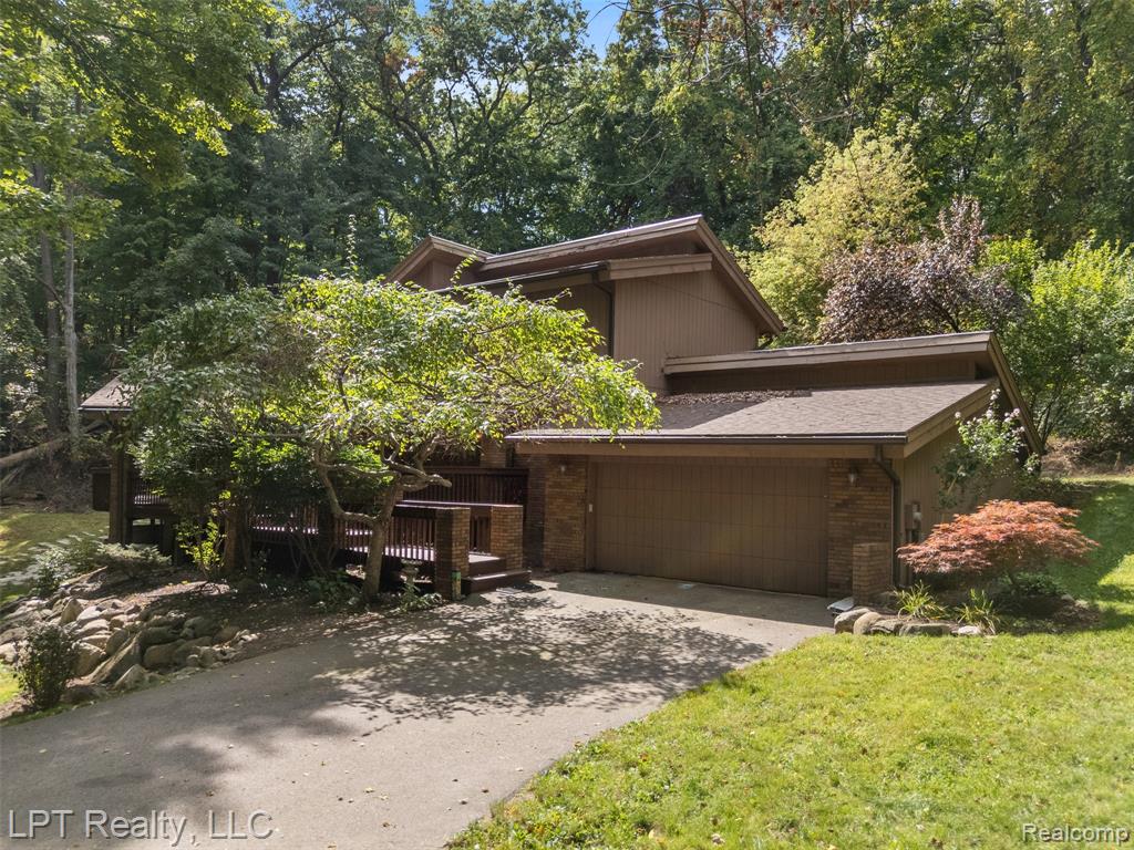 5075 Canyon Oaks Drive, Brighton, MI 48114 — front exterior