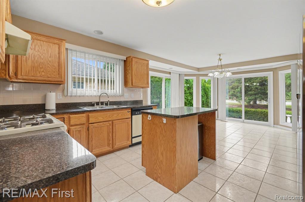 47985 Fox Chase Court, Shelby Twp, MI 48315 — Photo 8