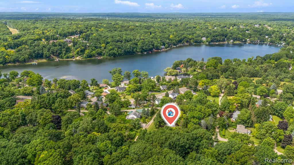 8110 W CIRCLE Drive, Clarkston, MI 48348 — Photo 7