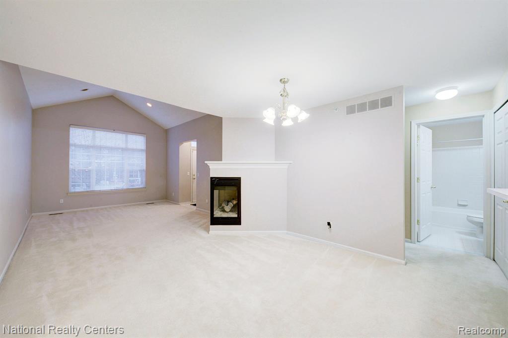 6104 JASMINE Drive, Walled Lake, MI 48390 — Photo 10