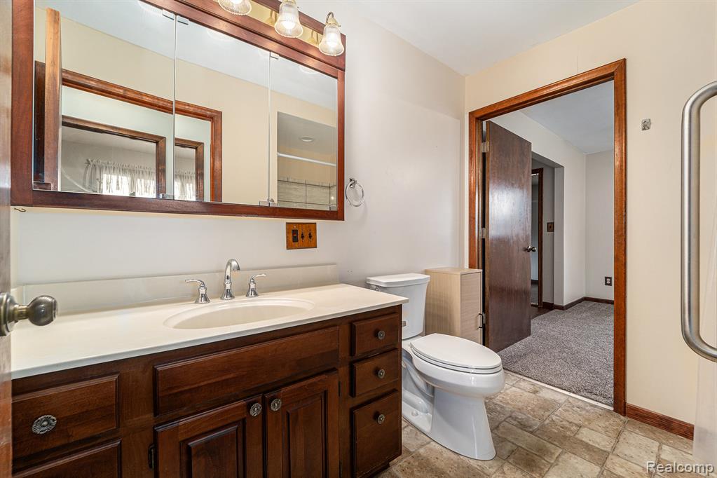 8231 Doncaster Drive, Sterling Heights, MI 48312 — Photo 17