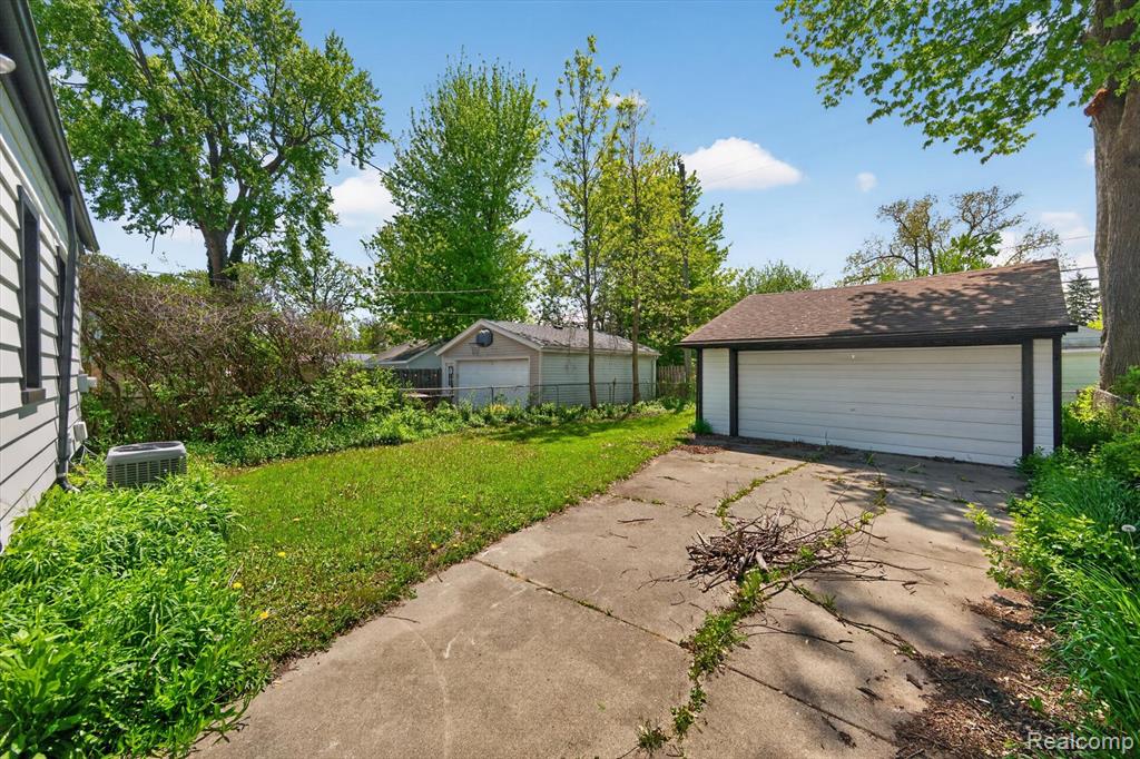1781 Brys Drive, Grosse Pointe Woods, MI 48236 — Photo 35