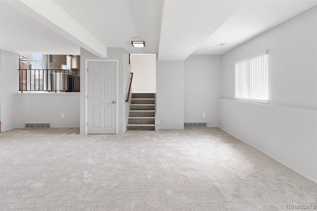 635 HECHT Drive, Madison Heights, MI 48071 — Photo 13