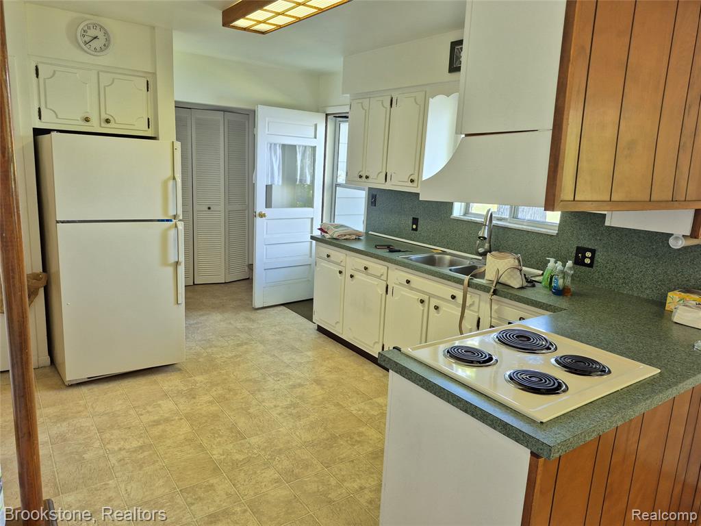 4295 Sashabaw Road, Waterford, MI 48329 — Photo 14