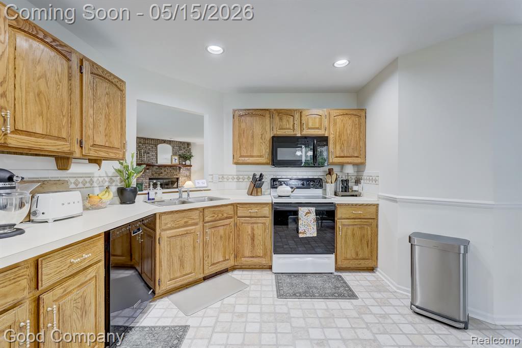 2370 Lansbury Drive, Waterford, MI 48329 — Photo 17