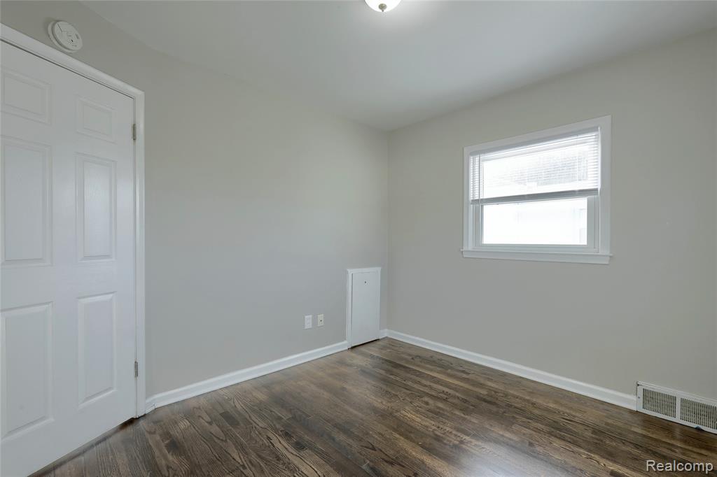 24907 Brittany Avenue, Eastpointe, MI 48021 — Photo 17