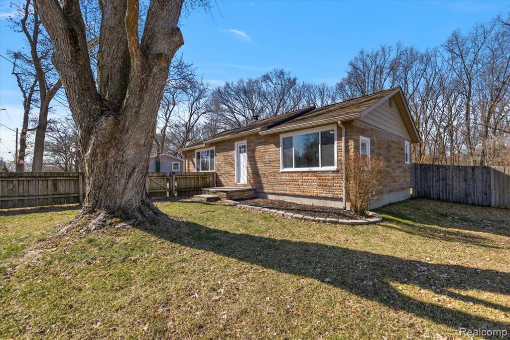 5275 Lake Grove Drive, White Lake, MI 48383 — Photo 43