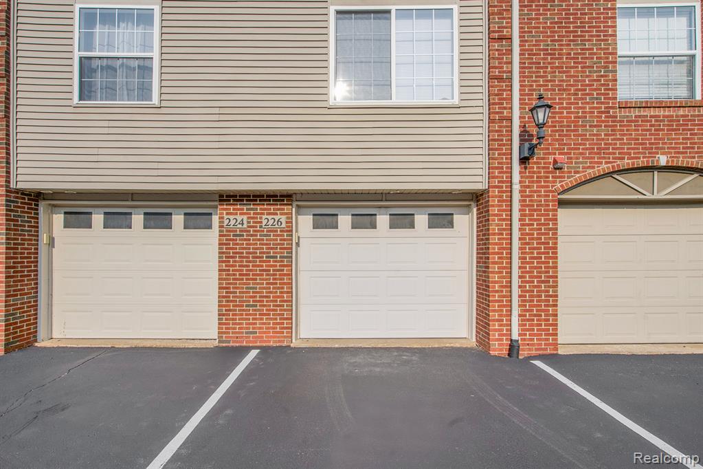 226 W OAKBROOK Drive, Ann Arbor, MI 48103 — Photo 33