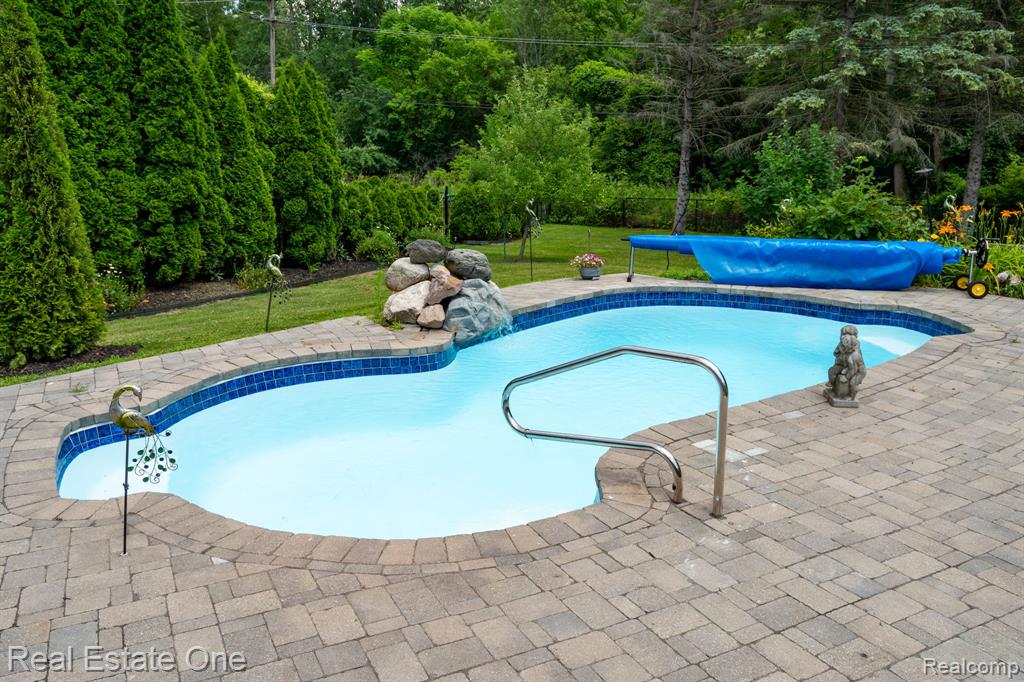 6120 EVANSWOOD Road, Troy, MI, 48085