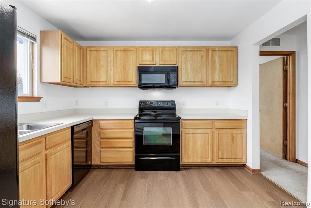 359 MARIGOLD Circle, Westland, MI — Photo 6