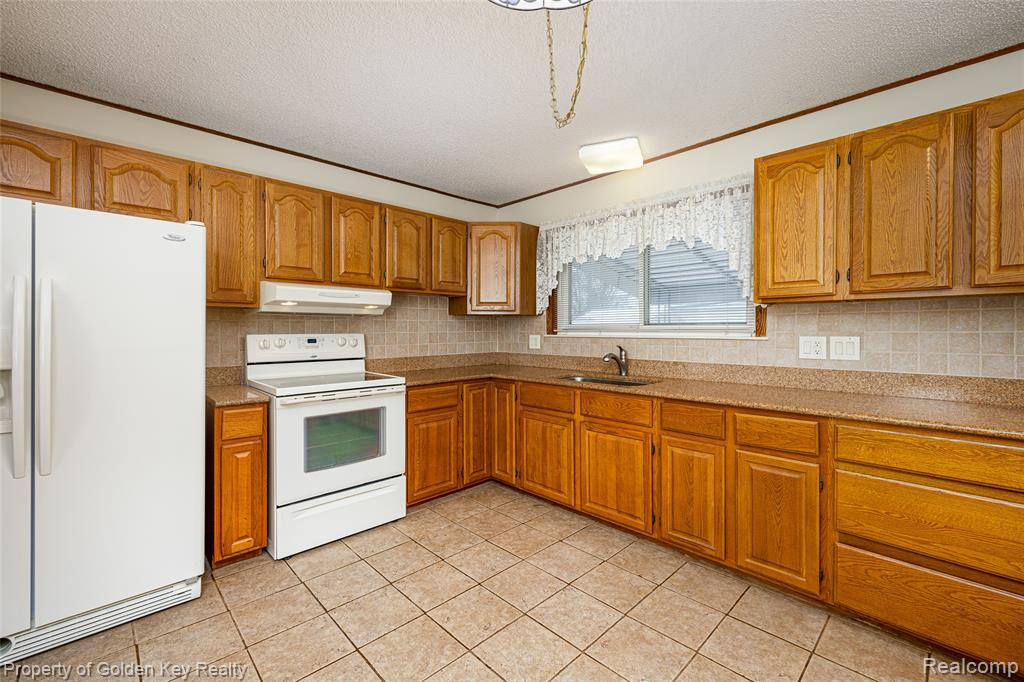 6951 Apache Trail, Westland, MI — Photo 11