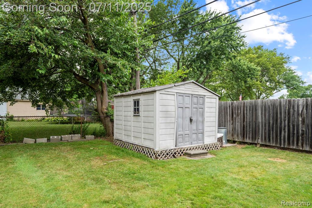 7557 Standard, Center Line, MI 48015 — Photo 6