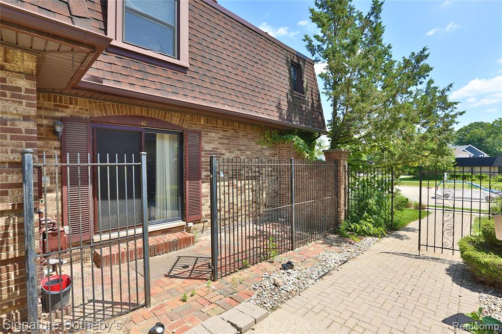 5025 Crooks Road, 42, Royal Oak, MI 48073 — Photo 17