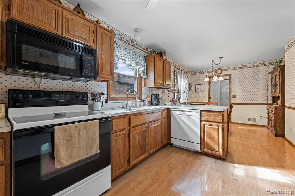 4660 Royal Cove Drive, 5, Utica, MI 48316 — Photo 12