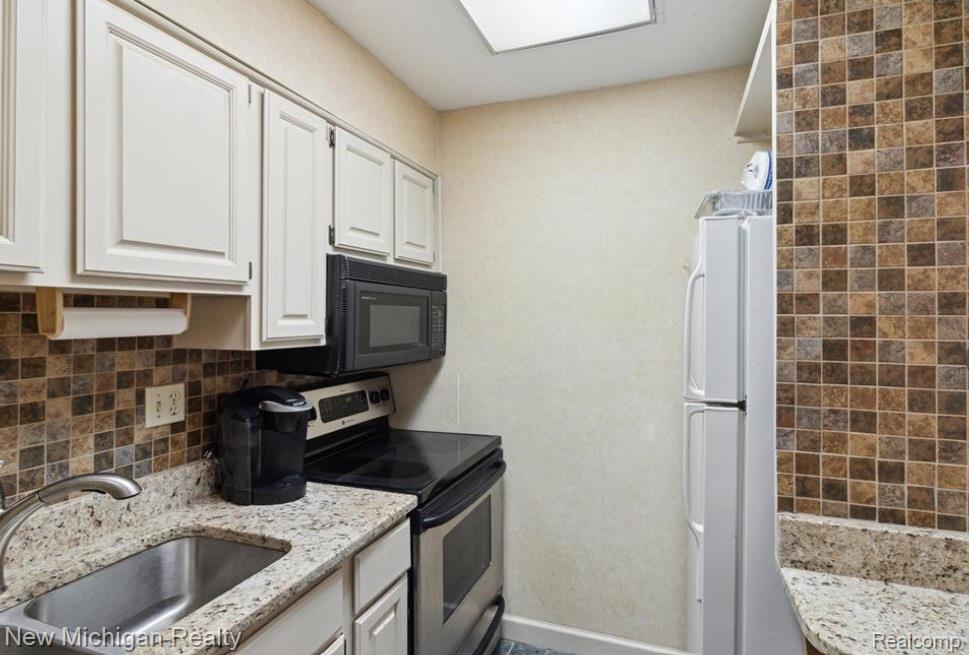 43000 12 Oaks Crescent Drive, 2033, Novi, MI 48377 — Photo 31
