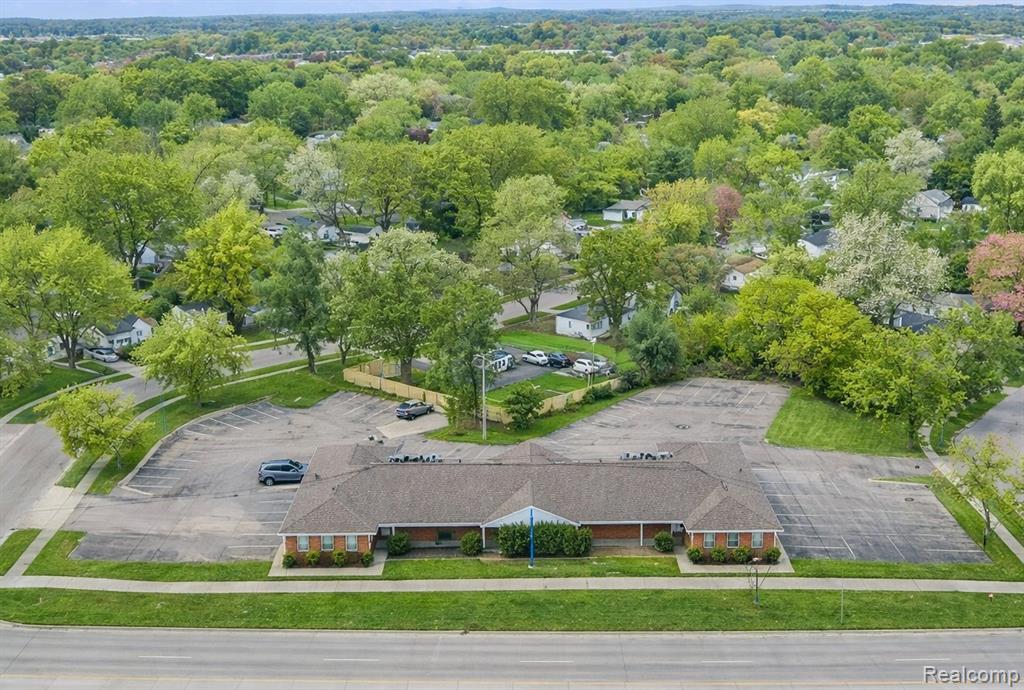 989 University Drive, Pontiac, MI 48342 — front exterior