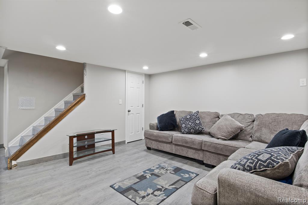 6916 KINMORE Street, Dearborn Heights, MI 48127 — Photo 26