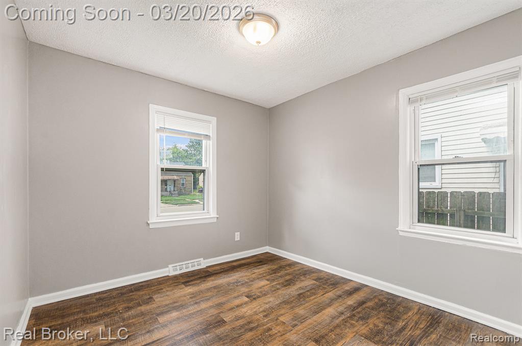 18565 Kenosha Street, Harper Woods, MI 48225 — Photo 8