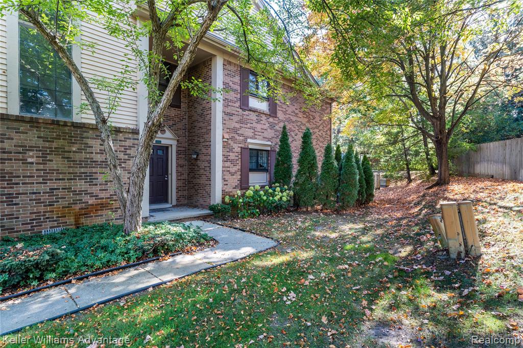 37132 Brentwood Circle, Farmington Hills, MI 48331 — Photo 2