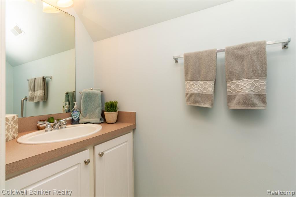 16962 FARMINGTON Road, Livonia, MI 48154 — Photo 23