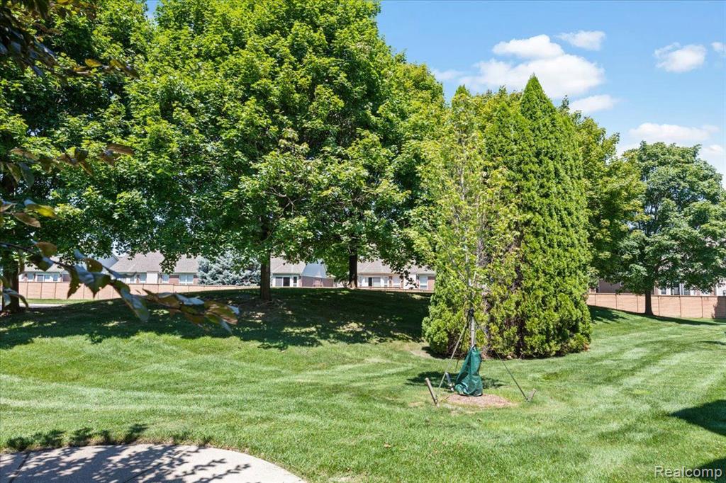 4361 BERKSHIRE Drive, Sterling Heights, MI 48314 — Photo 35